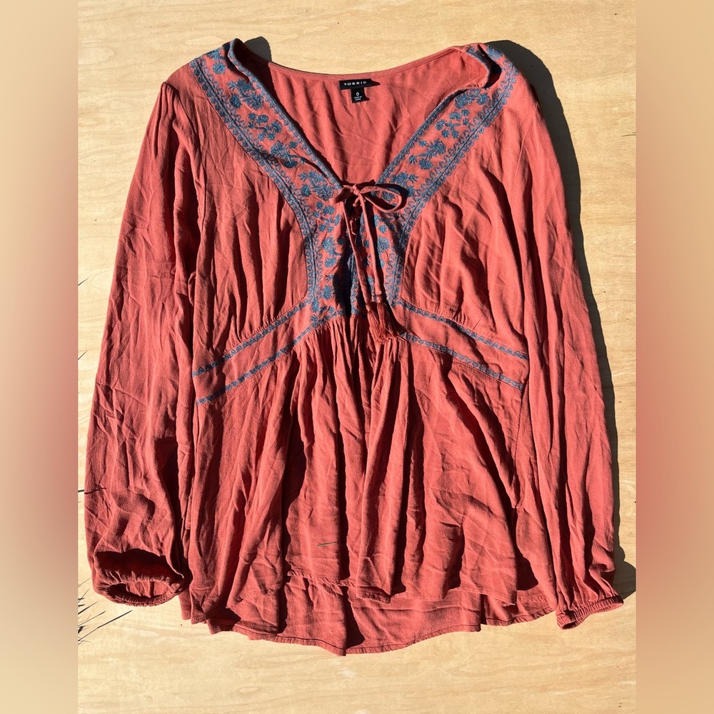 TORRID Babydoll Rayon Crepe Embroidered Lace-Up Top Sz 0 Large Airy Boho Comfy - Picture 6 of 11